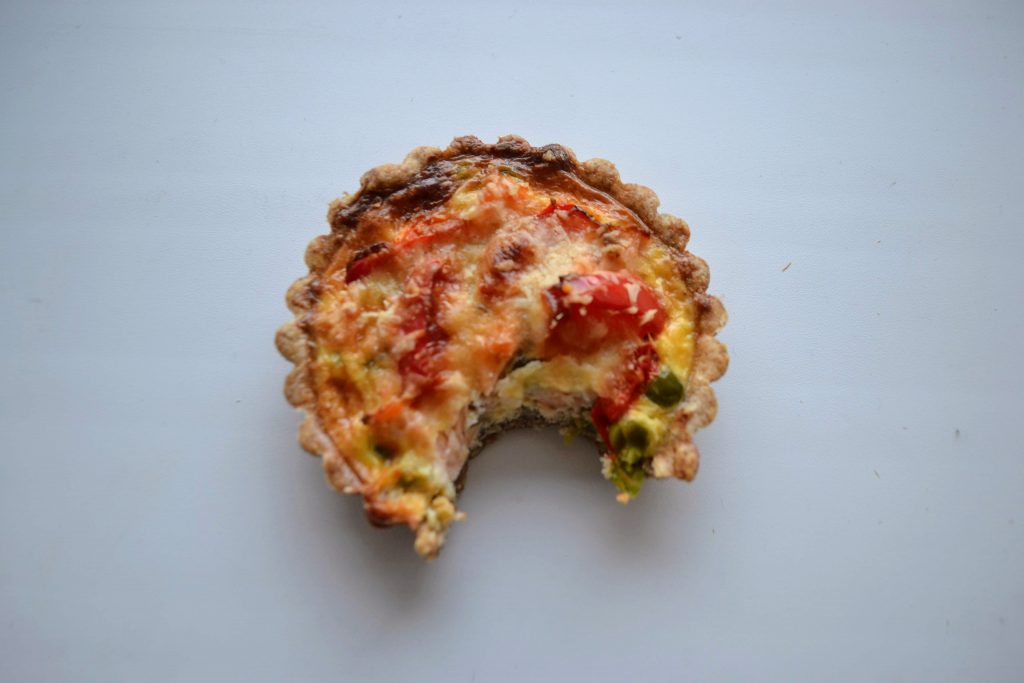 Quiche cu mazare, ardei si somon