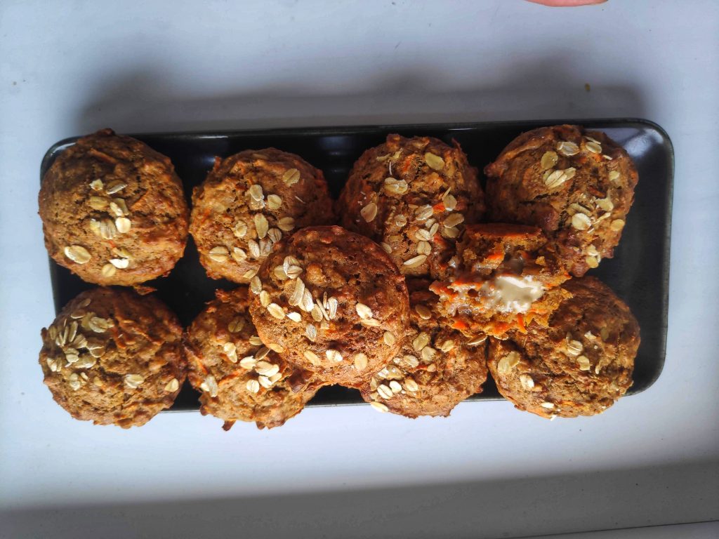 Briose aromate cu portocala si morcov