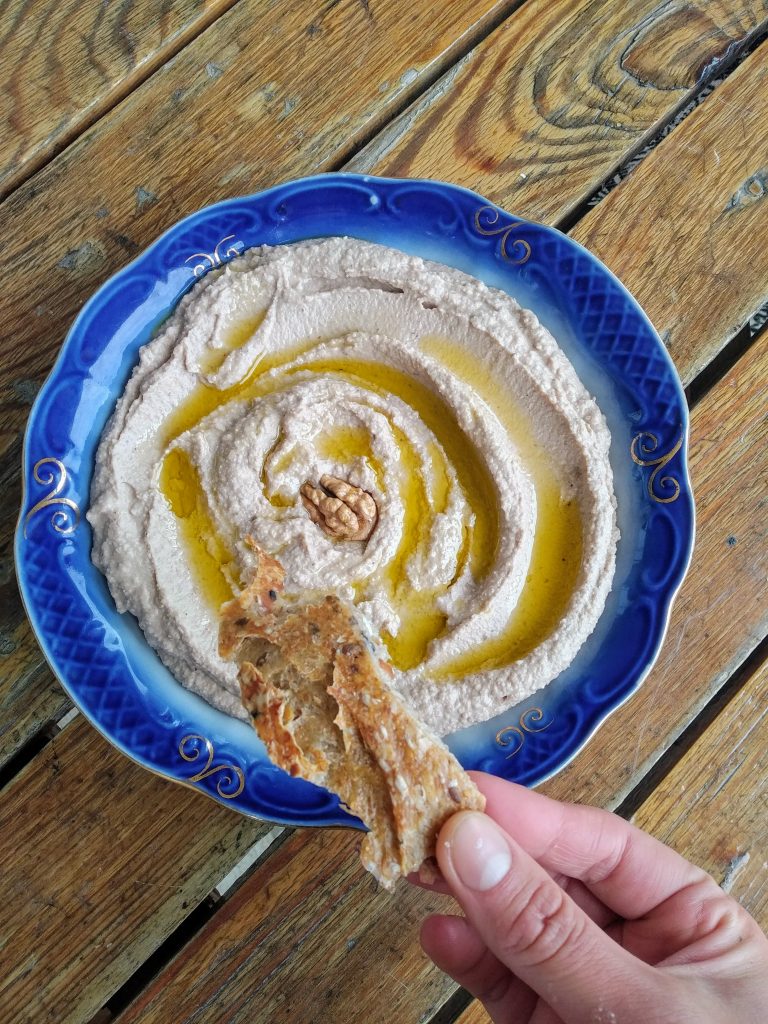 Hummus cu nuci
